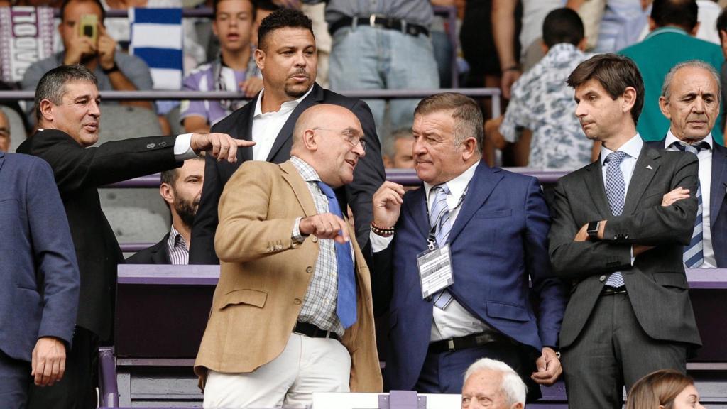 Ronaldo, en el palco del esatadio José Zorrilla durante el Valladolid - Deportivo Alavés