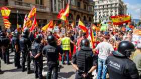 ordón de los Mossos d'Esquadra impidiendo a los manifestantes entrar en la plaza de Sant Jaume.