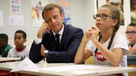 Macron, durante la visita a un colegio de París.