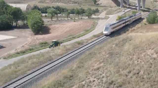 ¿Puede un tractor adelantar a un tren? En Teruel todo es posible...