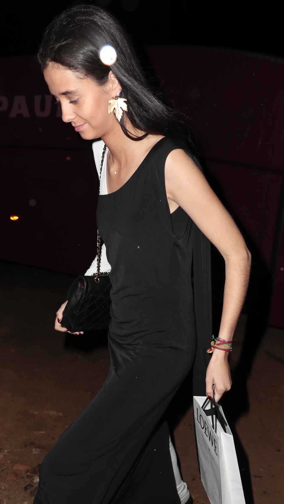 Victoria Federica con una bolsa de Loewe y bolso de Chanel.