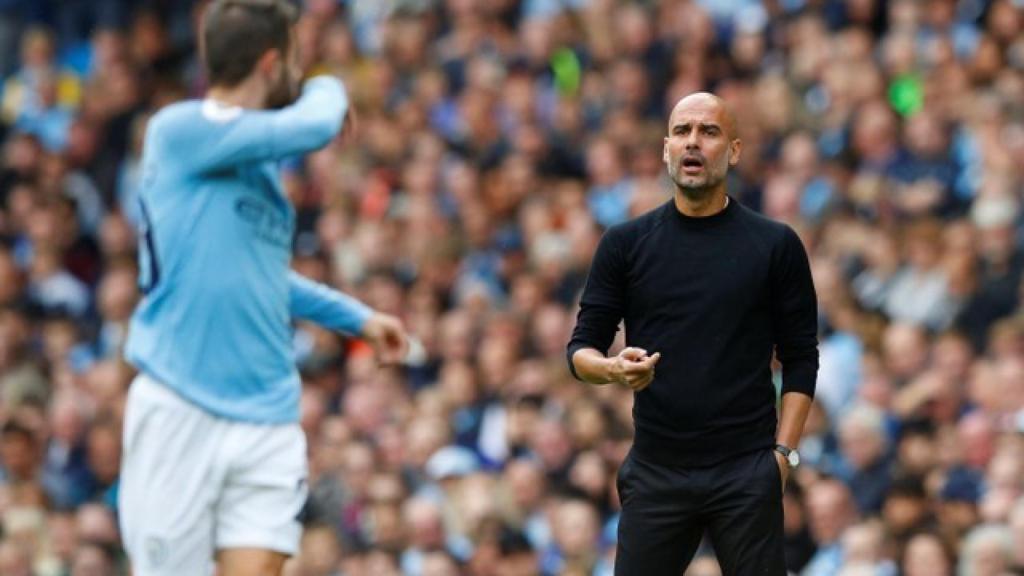 Guardiola dando órdenes a su equipo