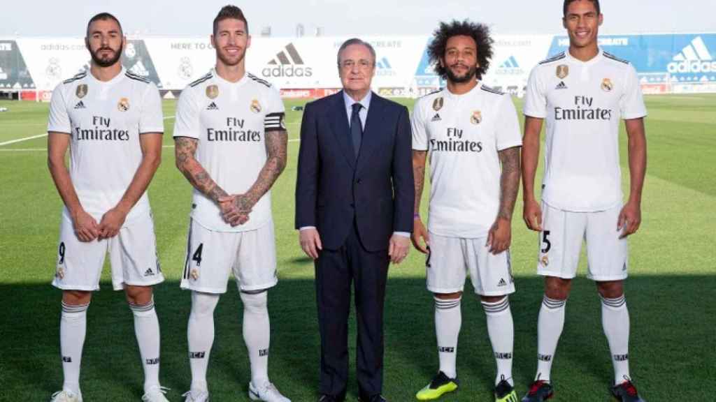 Florentino Pérez posa con los capitanes del Real Madrid