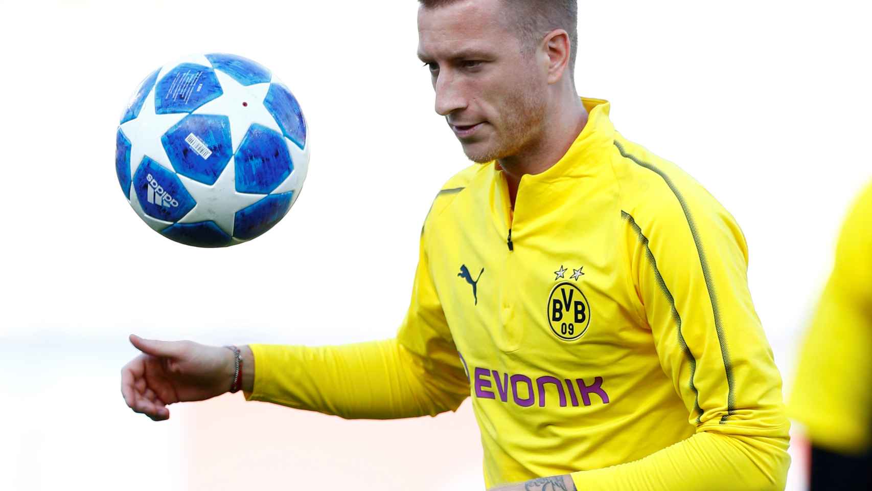 Reus preparando su debut en la Champions League.