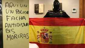 Las pintadas amenazantes en el ascensor del guardia y el amenazado posando con la bandera de España