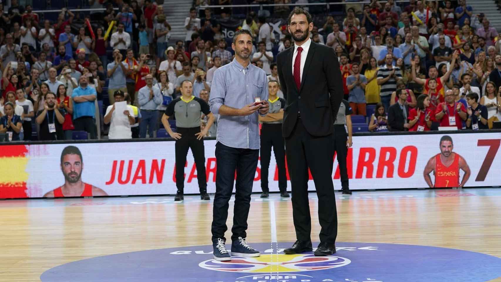 Juan Carlos Navarro recibe la insignia de oro y brillantes de manos de Jorge Garbajosa. Foto: Twitter (@baloncestofeb)