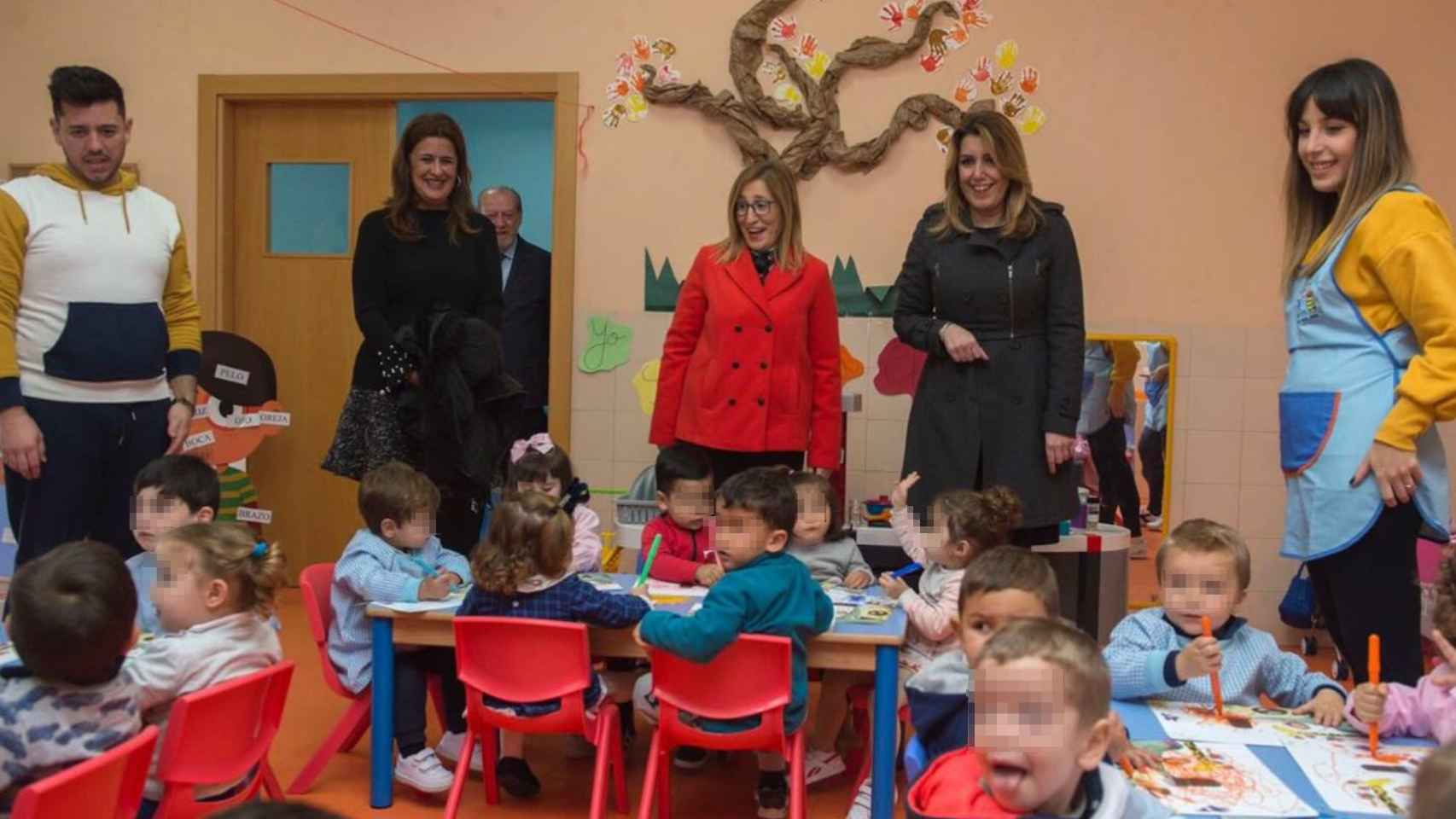 Susana Díaz durante la visita a la Escuela Infantil de Los Molares; la alcaldesa Rosa Moreno (de rojo) le entregó la carta.