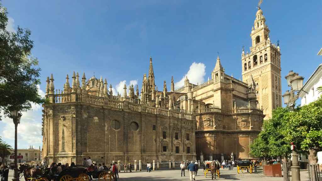 Vista lateral de la Catedral de Sevilla y la Giralda.