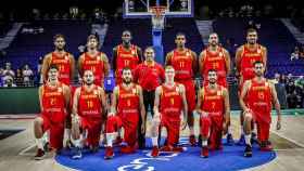 La selección española de baloncesto antes del partido contra Letonia. Foto: Twitter (@baloncestofeb)