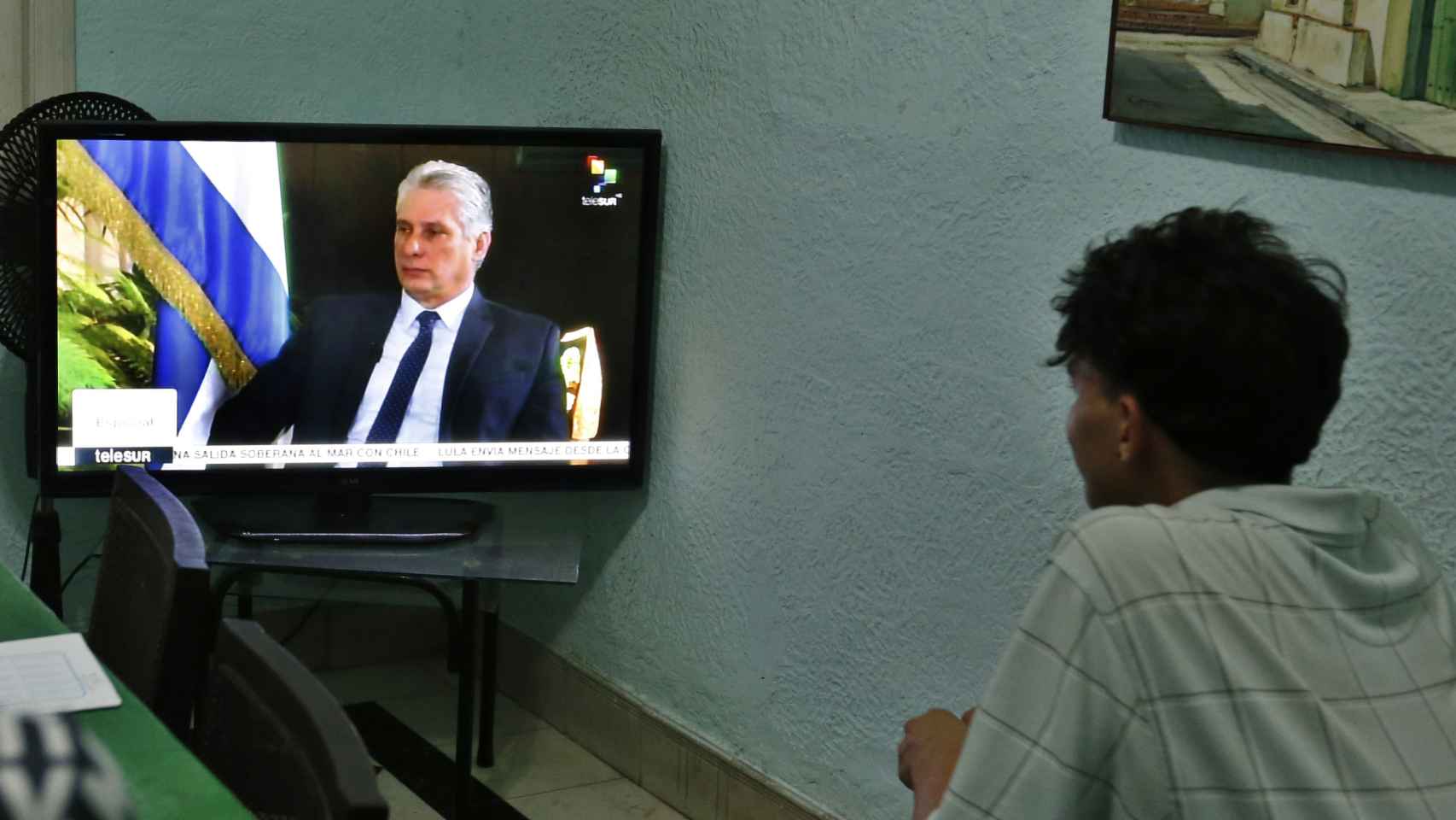 Cubanos, viendo la entrevista a Díaz-Canel por televisión.
