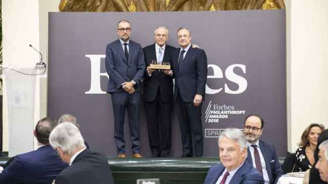 Andrés Rodríguez, editor de Forbes; Isidro Fainé, presidente de la Fundación Bancaria La Caixa y Florentino Pérez, presidente de ACS.