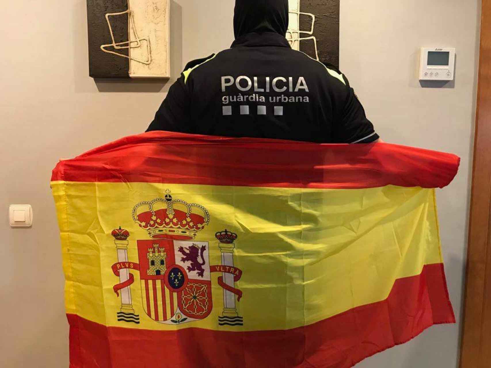 Toni posa con la bandera de España que le ha valido las amenazas de muerte