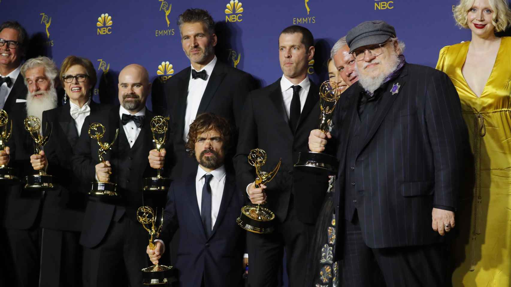 George R. R. Martin y miembros del reparto de juego de Tronos con el premio a la mejor serie dramática.