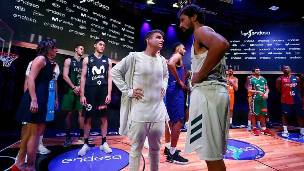 Sergio Llull habla con Arkano durante la presentación de la Liga ACB. Foto: acb.com