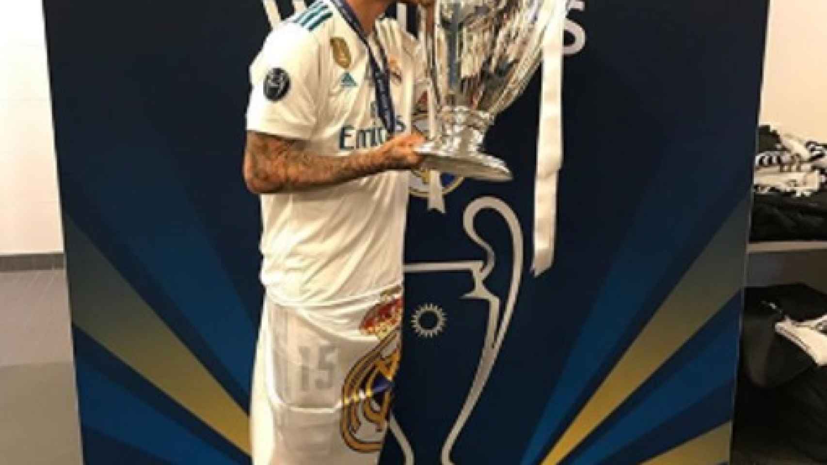 Theo Hernández besa el trofeo de la Champions League. Foto: Instagram (@theo3hernandez)