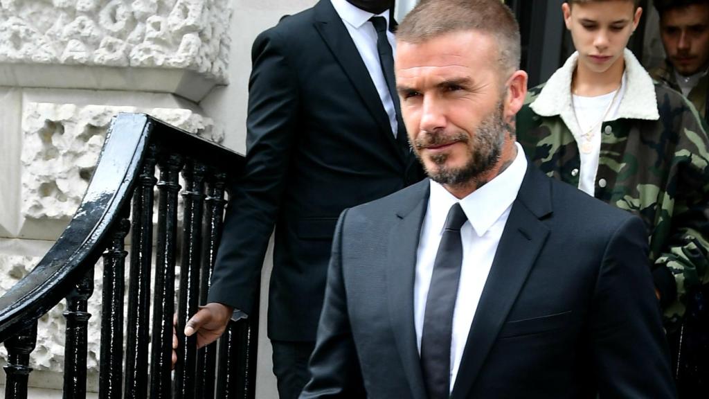 vela inundar Persona australiana David Beckham, espectacular en el desfile de su mujer Victoria