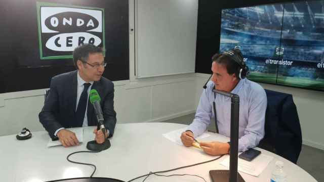 José Ramón de la Morena entrevistando a Bartomeu. Foto: Twitter (@ElTransistorOC)
