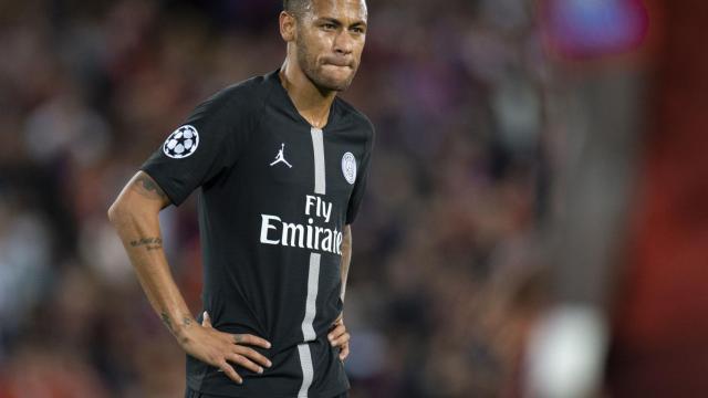 Neymar, serio en el duelo ante el Liverpool