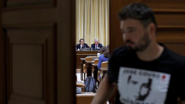 José María Aznar, al fondo, y el diputado Gabriel Rufián en primera plana.