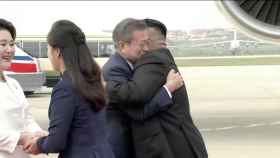 Ambos líderes se abrazan en el aeropuerto