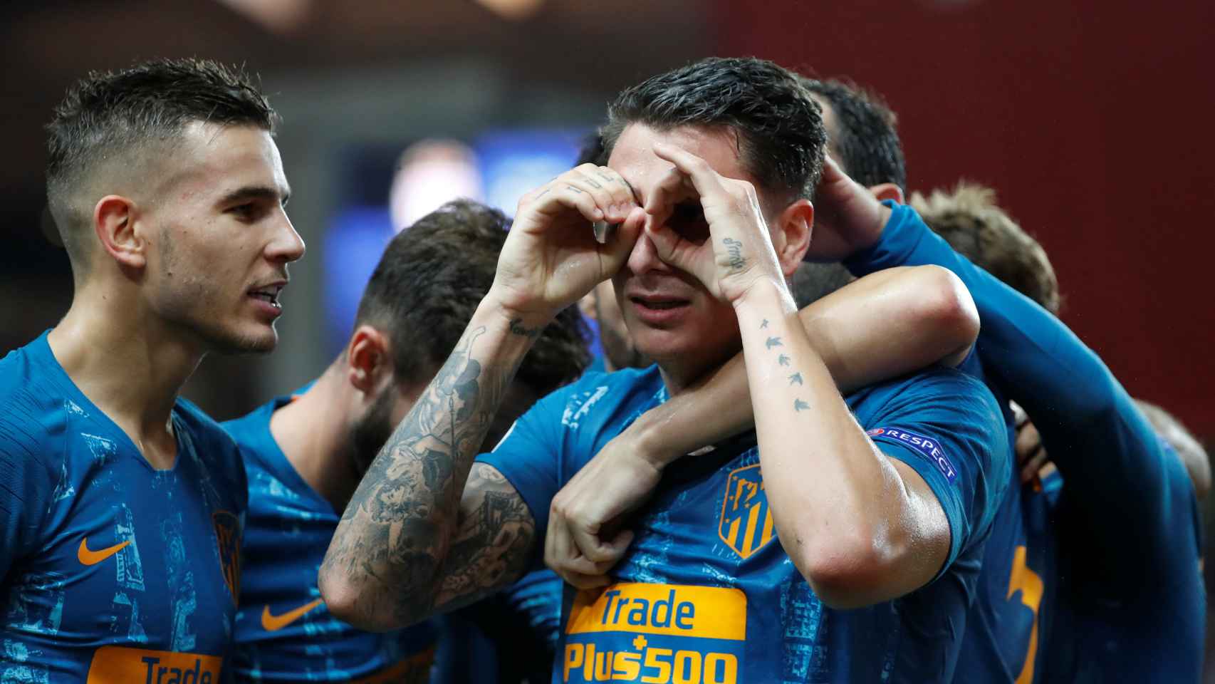 Giménez celebra con sus compañeros del Atlético de Madrid el gol al Mónaco