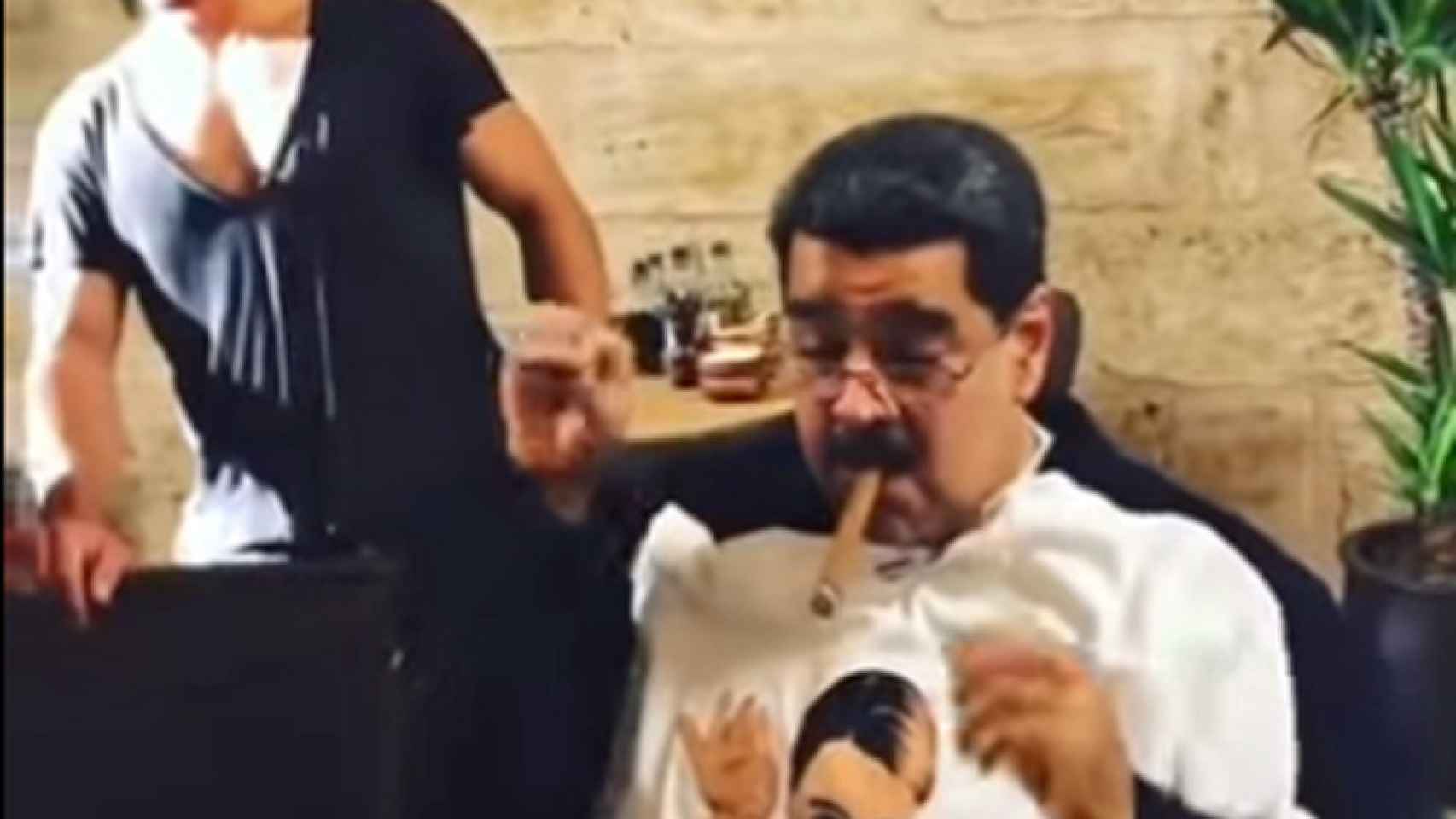 Maduro, cenando un restaurante de lujo