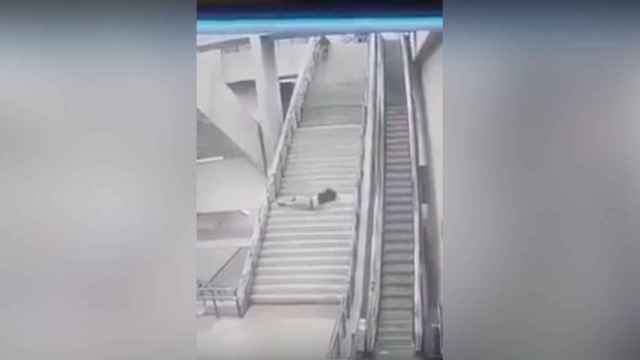Trata de colarse en el metro y acaba deslomándose por las escaleras