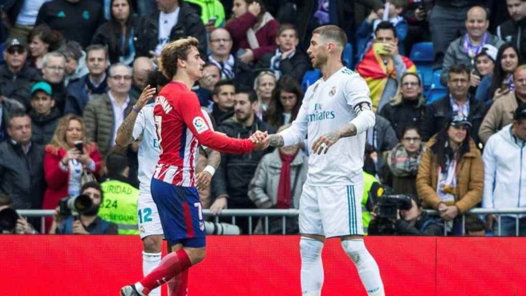 Griezmann y Ramos se saludan en un partido de la pasada temporada.