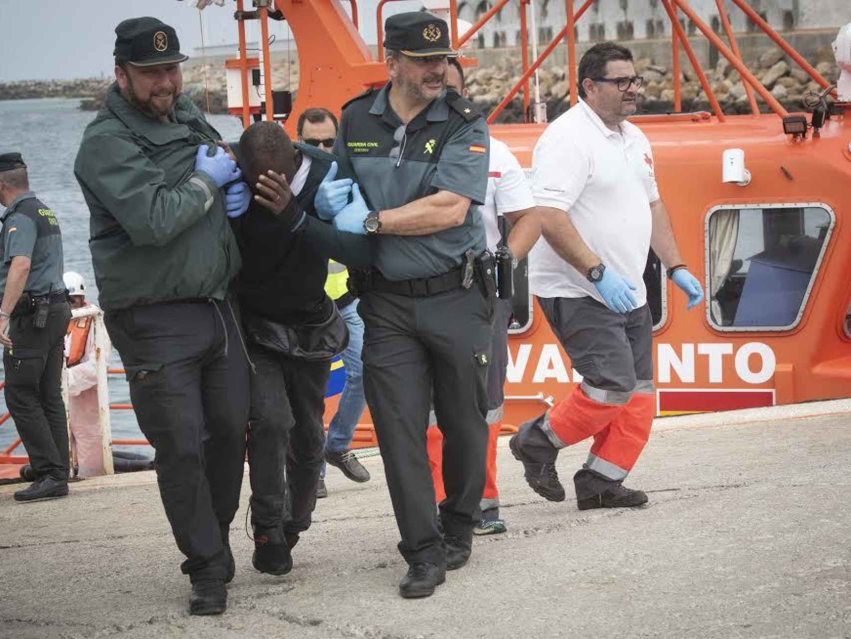 La Guardia Civil realiza una labor esencial de acompañamiento y protección de los inmigrantes que llegan a las costas españolas.