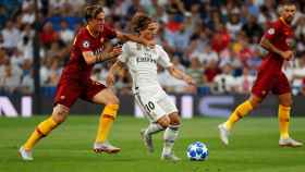 Modric controla el balón entre dos rivales