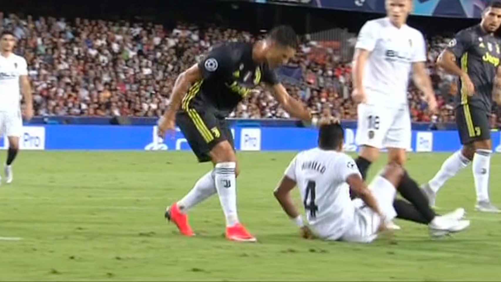 Cristiano agarra del pelo a un jugador del Valencia