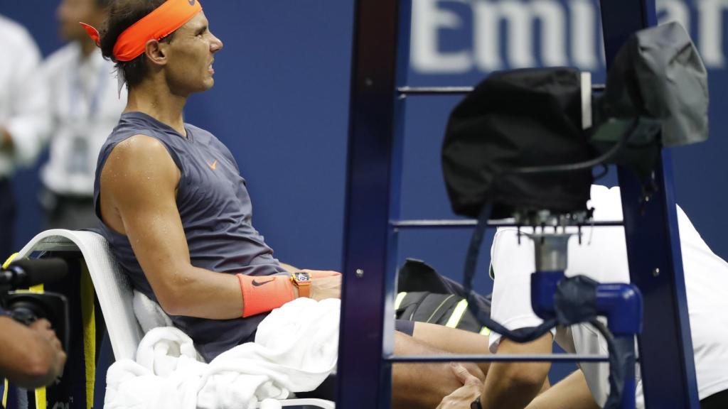 Nadal, atendido por el fisioterapeuta en las semifinales ante del Potro.