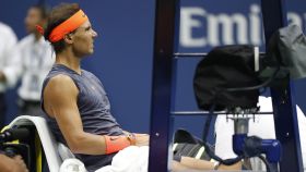 Nadal, atendido por el fisioterapeuta en las semifinales ante del Potro.