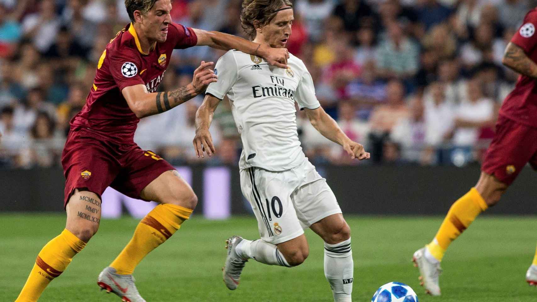 Luka Modric, defendido por un jugador de la Roma