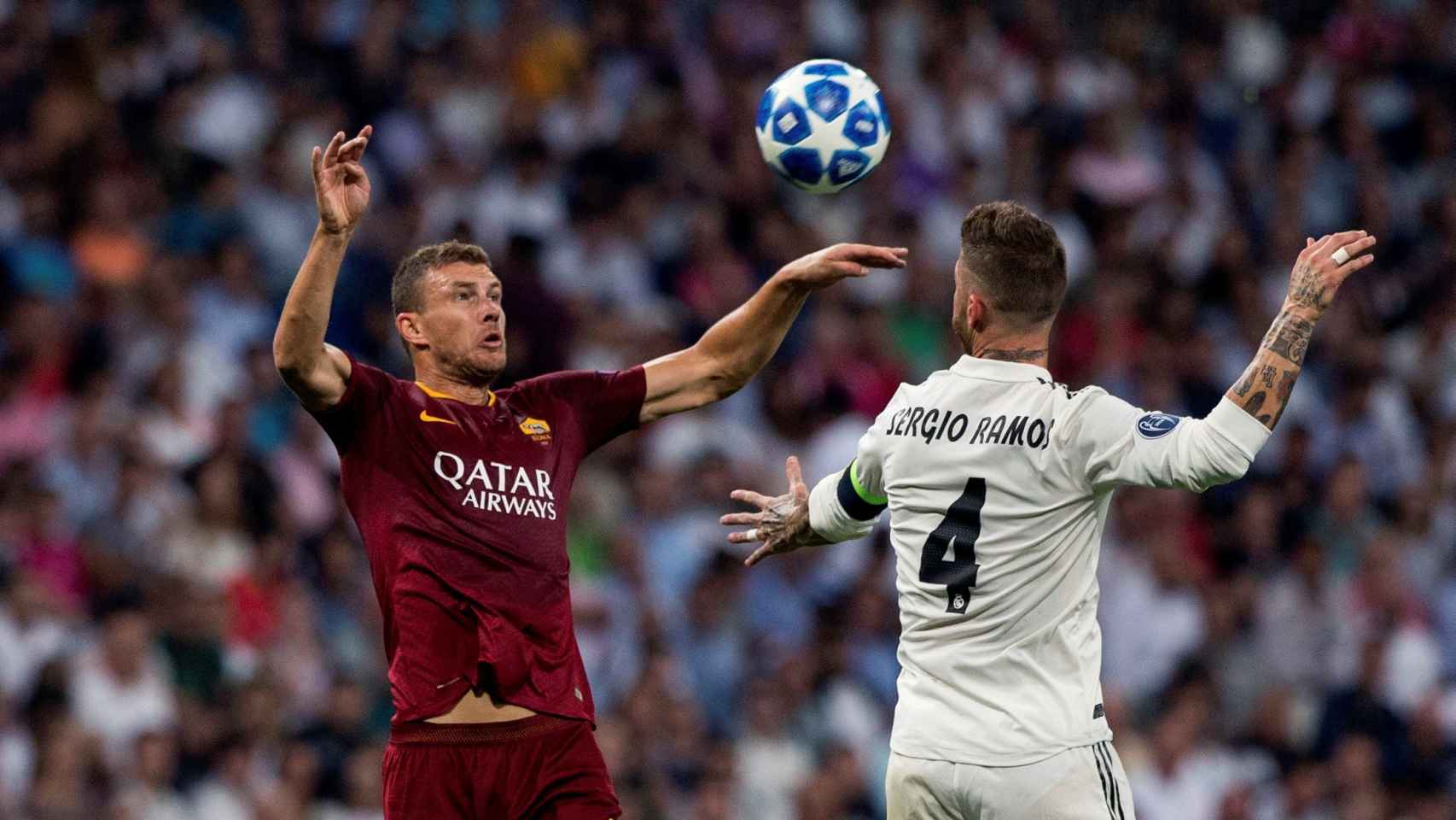 Sergio Ramos salta contra un jugador de la Roma