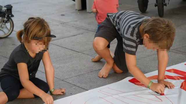 Niños de Ibarra participan en la elaboración de las pancartas en apoyo a la etarra Aranalde.