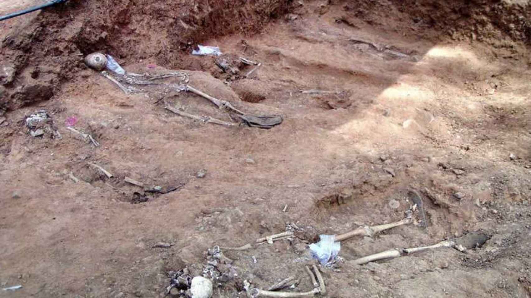 Fosa común exhumada en Sevilla.