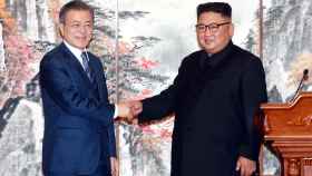 El presidente de Corea del Sur, junto a Kim Jong-Un, en la cumbre celebrada.