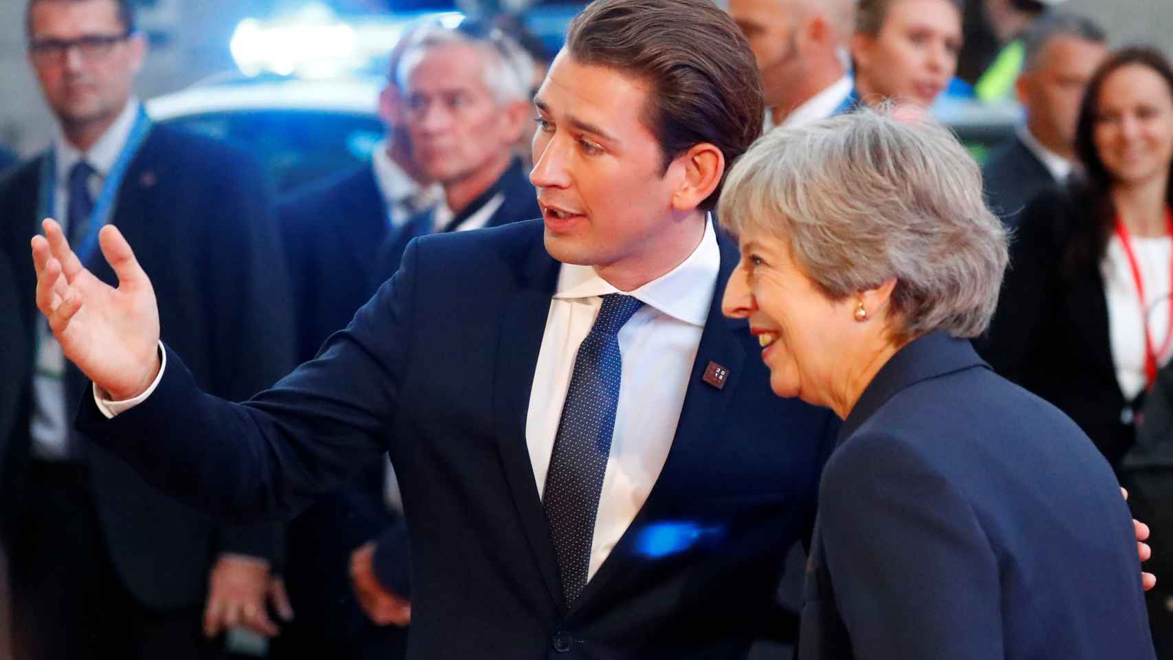 El austriaco Sebastian Kurz da la bienvenida a Theresa May en Salzburgo