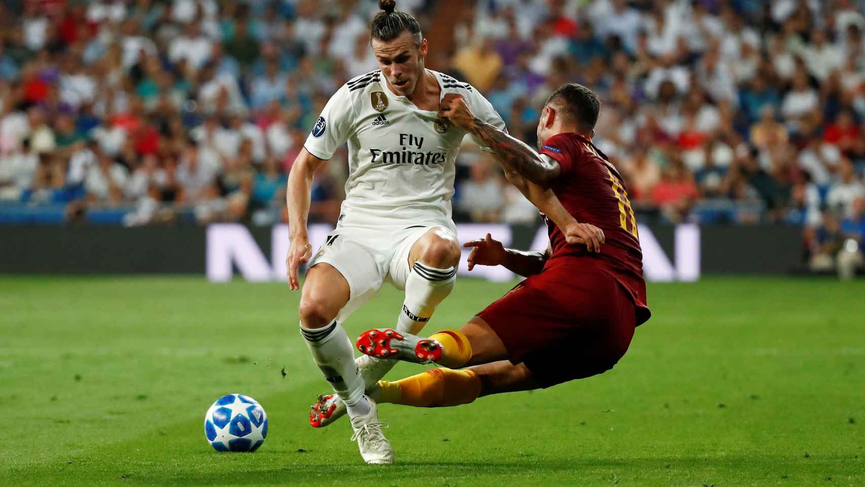 Gareth Bale agarrado por un jugador de la Roma