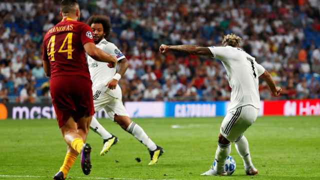 Mariano dispara a puerta para meter el tercer gol del Madrid a la Roma