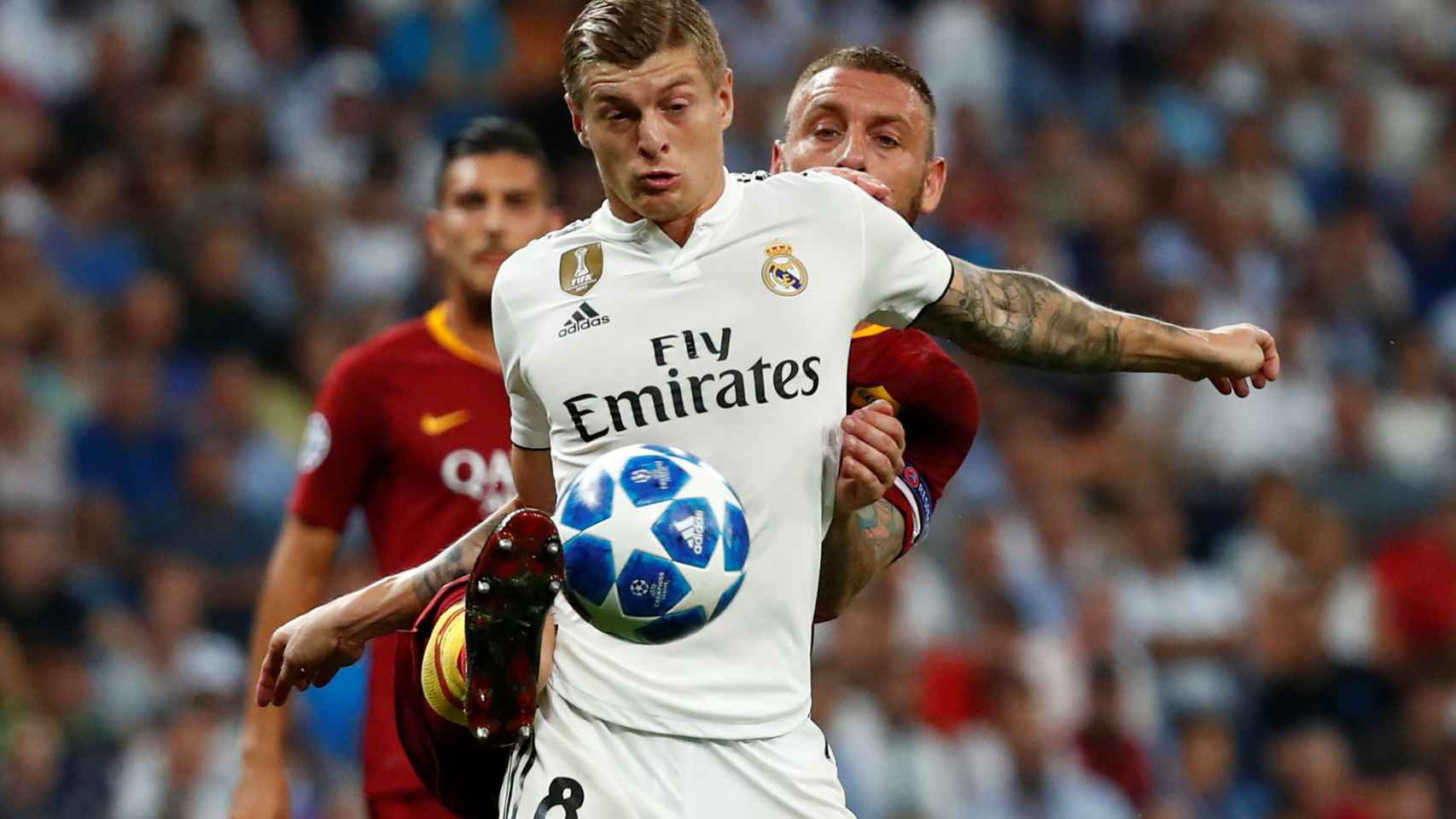 Kroos protege el balón ante la presión de un jugador de la Roma