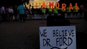 Manifestantes delante de la Casa Blanca en apoyo a Christine Ford.