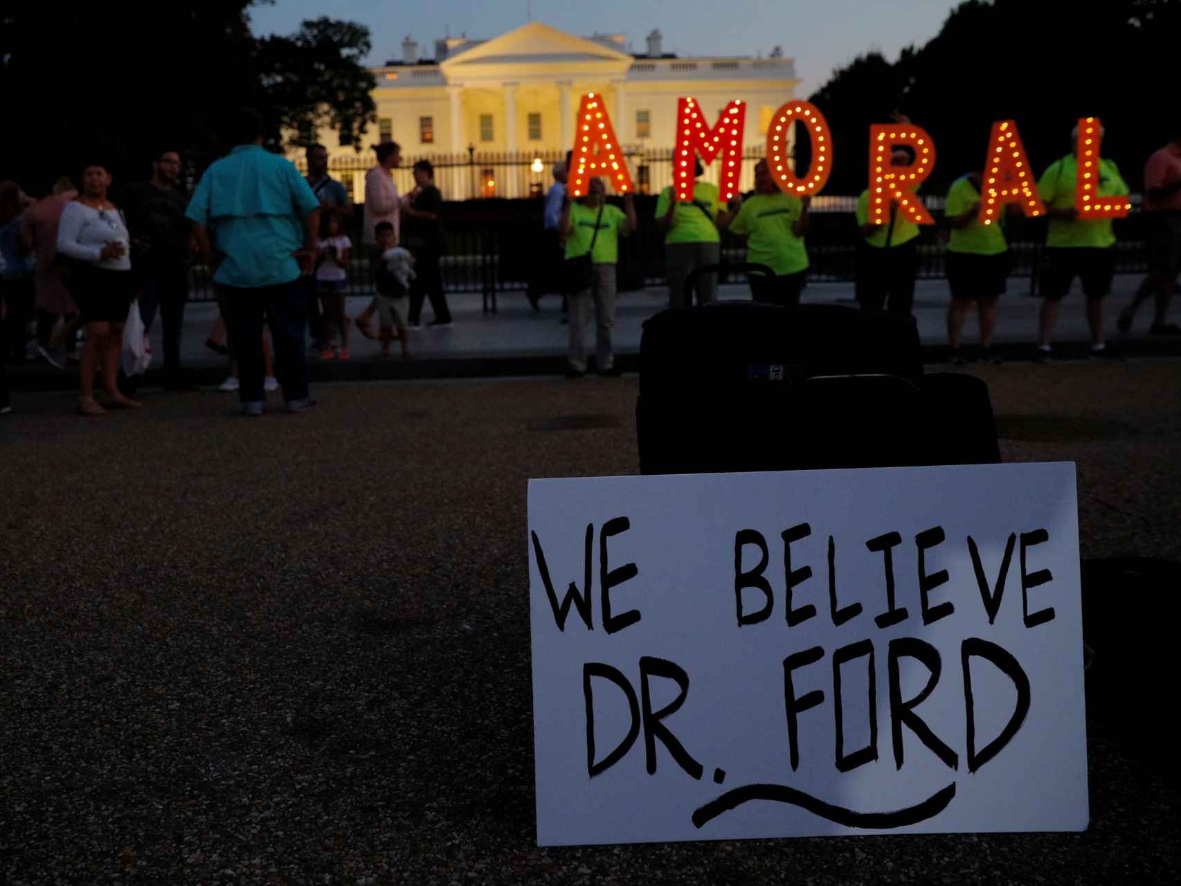Manifestantes delante de la Casa Blanca en apoyo a Christine Ford.