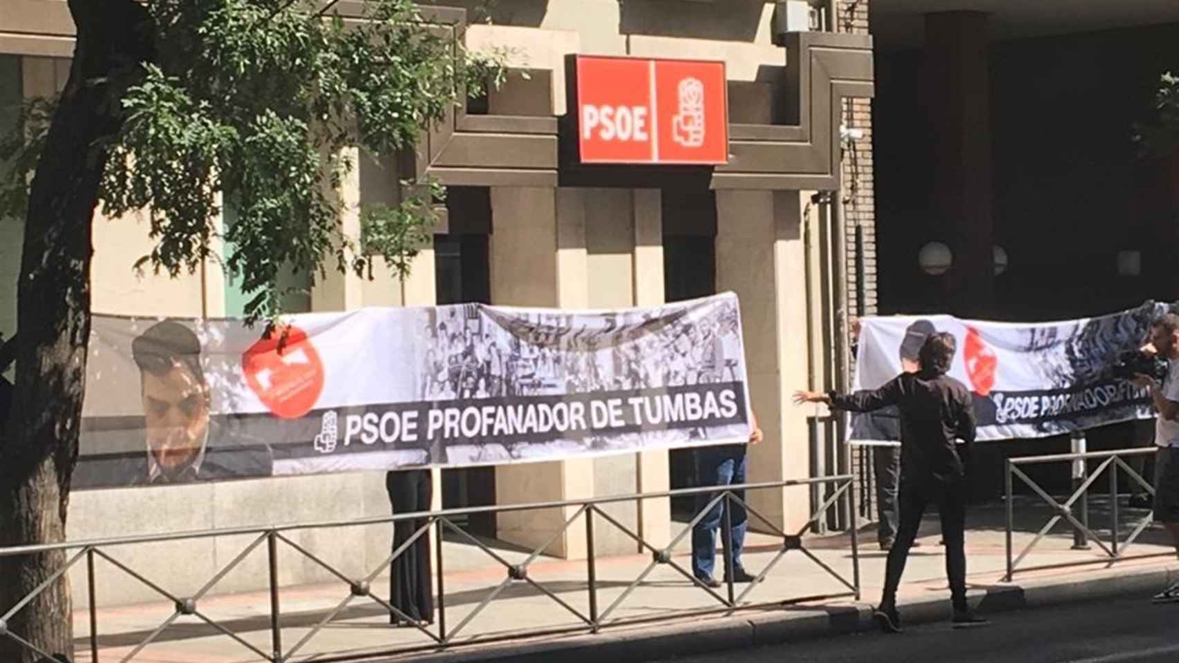 Imagen de las pancartas en Ferraz.