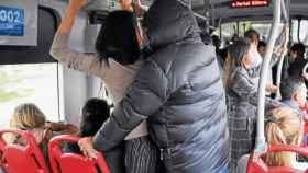 Un hombre aprovechando el transporte público para acosar a una mujer. EFE.