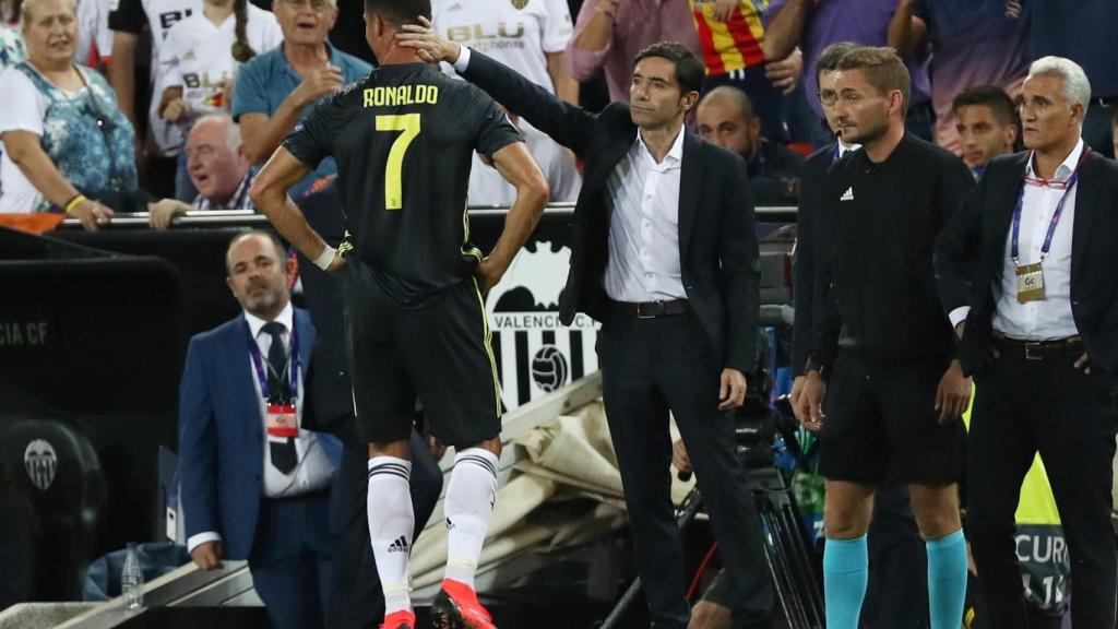 Cristiano se dirige al túnel de vestuarios tras ser expulsado contra el Valencia