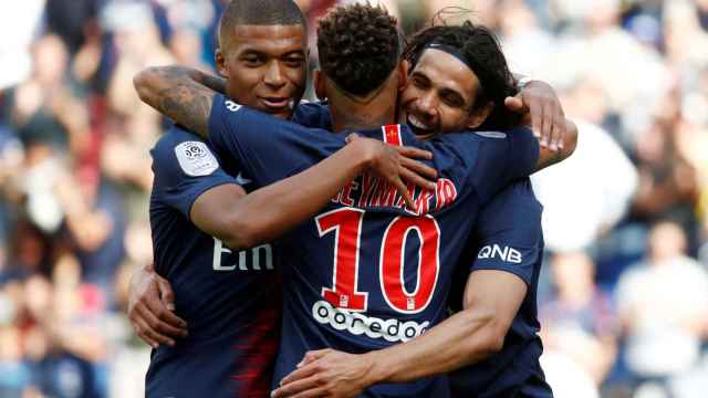 Mbappé, Neymar y Cavani se abrazan después de un gol del PSG al Angers