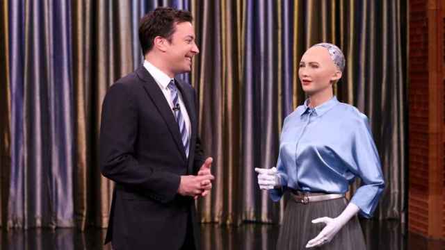 Una imagen de Sophia, un robot humanoide realista creado por Hanson Robotics, en el programa de Jimmy Fallon.