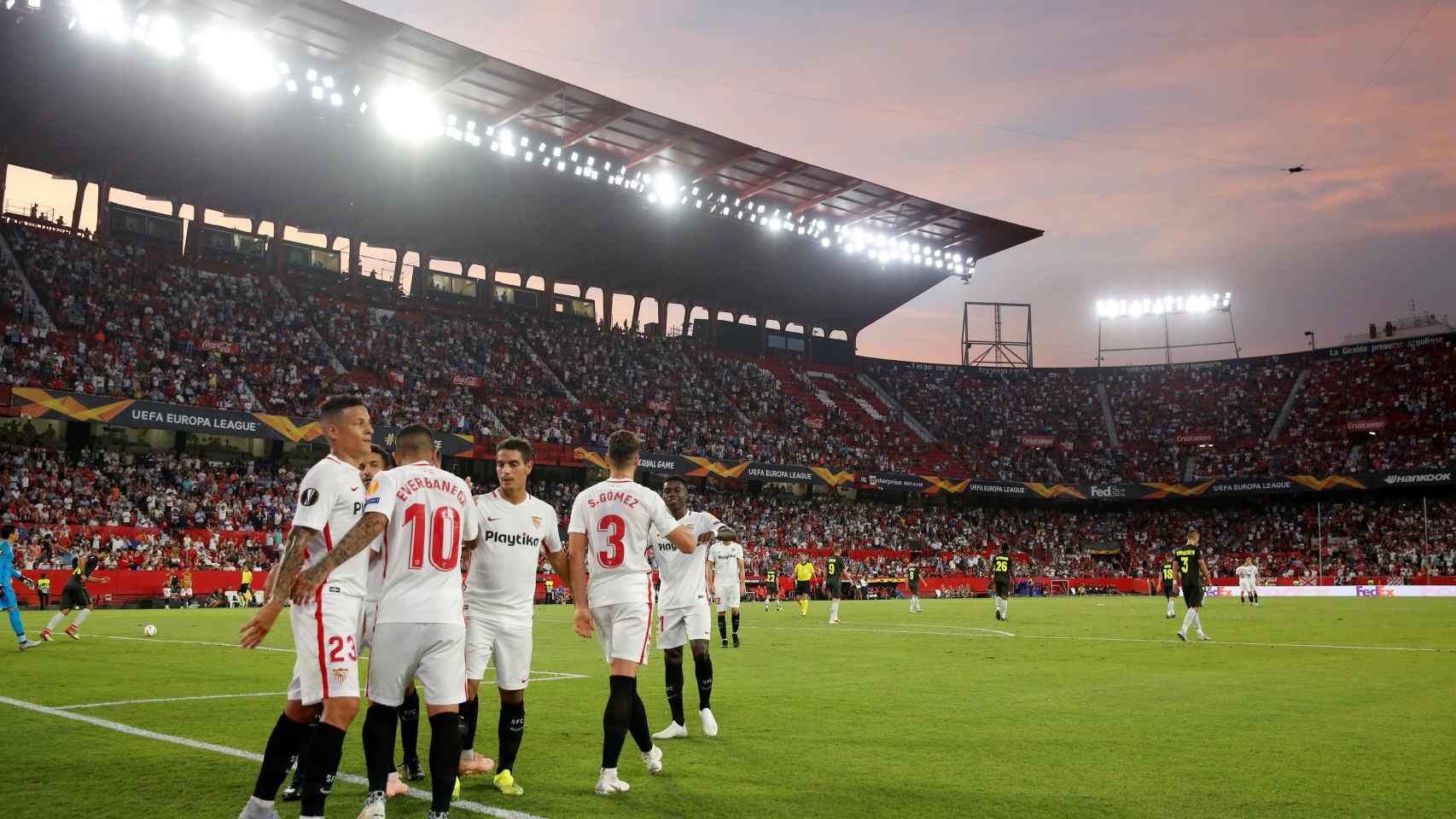 Los jugadores del Sevilla se abrazan tras marcarle un gol al Standard de Lieja